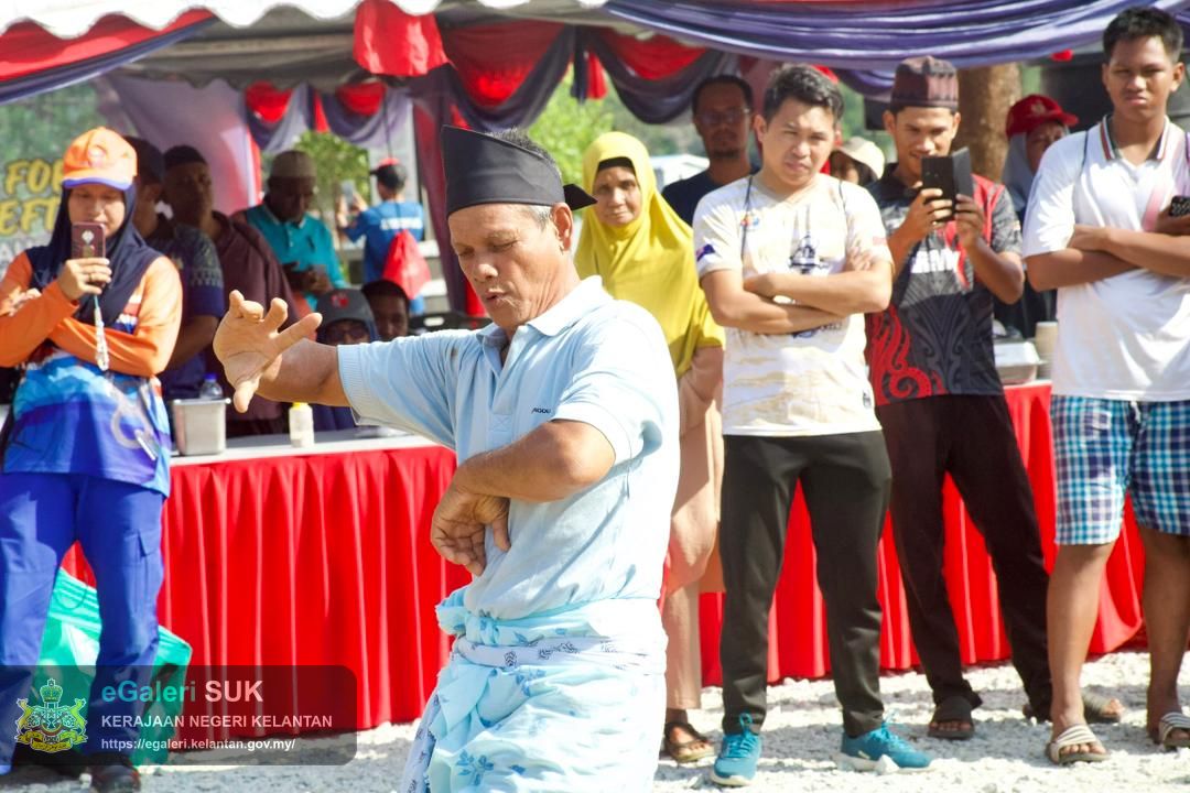 program-penanaman-pokok-bakau-di-jeti-laguna-semerak-pasir-puteh-16.jpg