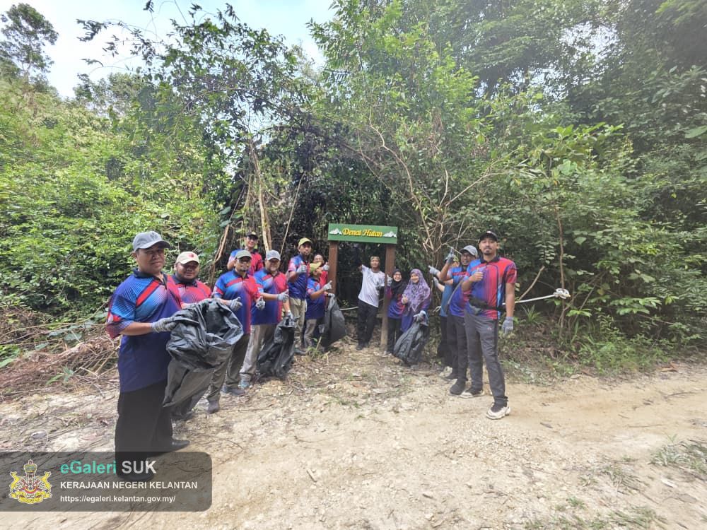 program-gotong-royong-oleh-bahagian-pembangunan-pejabat-tanah-jajahan-gua-musang-di-taman-rekreasi-hutan-dalam-bandar-bukit-chupak,-gua-musang-1.jpg
