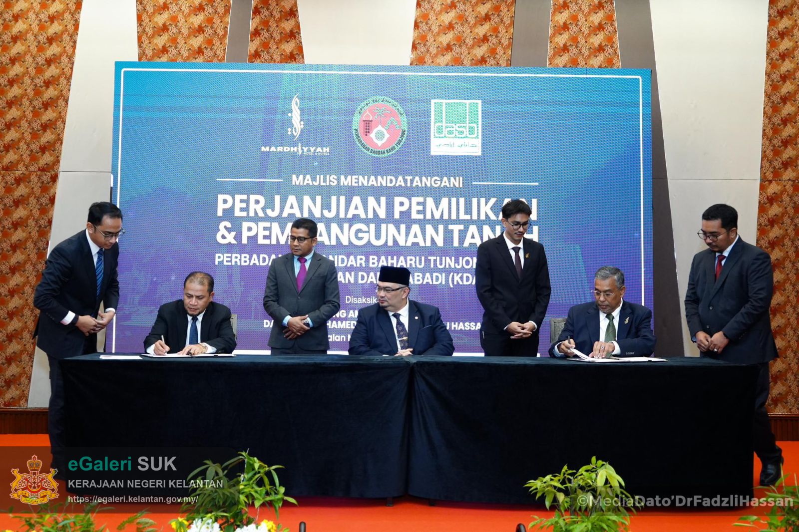 majlis-menandatangani-perjanjian-pemilikan-dan-pembangunan-tanah-antara-kumpulan-damai-abadi-(kda)-dan-perbadanan-bandar-baru-tunjong-(pbbt)-3.jpg
