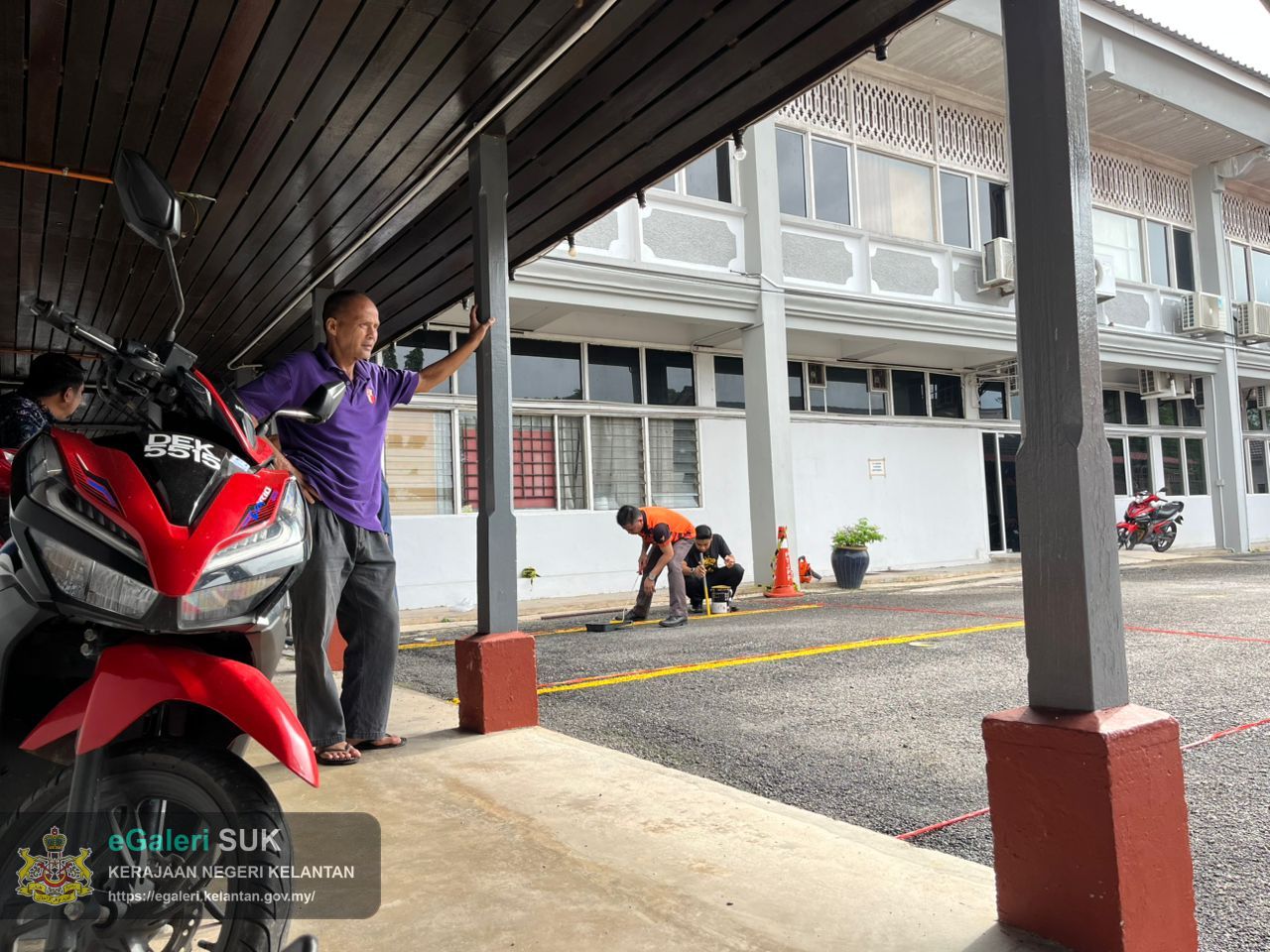 program-gotong-royong-dan-mengecat-petak-parkir-kereta--perkarangan-parkir-ptjpp-5.jpg