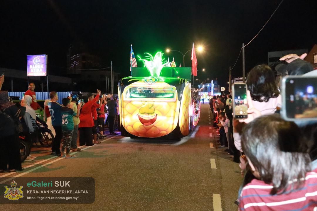majlis-perarakan-kereta-berhias-pejabat-tanah-dan-jajahan-pasir-puteh-sempena-ulang-tahun-hari-keputeraan-kebawah-duli-yang-maha-mulia-sultan-muhammad-v-yang-ke-56-tahun-2025-40.jpg