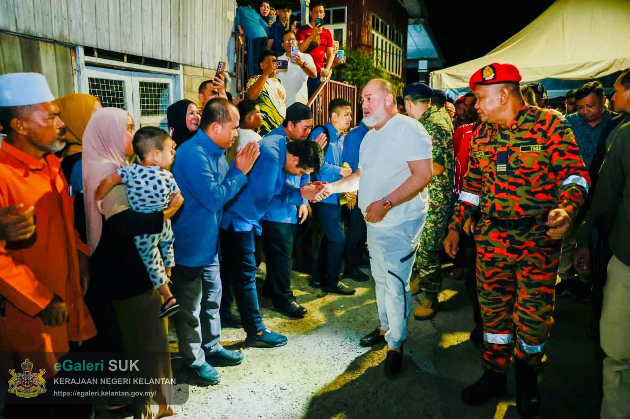 kdymm-sultan-kelantan-berkenan-berangkat-mencemar-duli-ke-tapak-kebakaran-di-kampung-gok-kapur-kota-bharu-1.jpg
