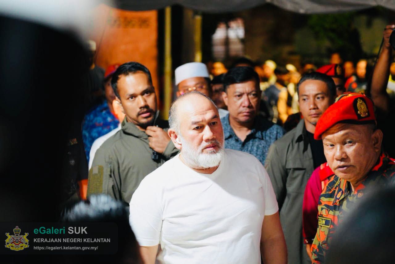 kdymm-sultan-kelantan-berkenan-berangkat-mencemar-duli-ke-tapak-kebakaran-di-kampung-gok-kapur-kota-bharu-2.jpg