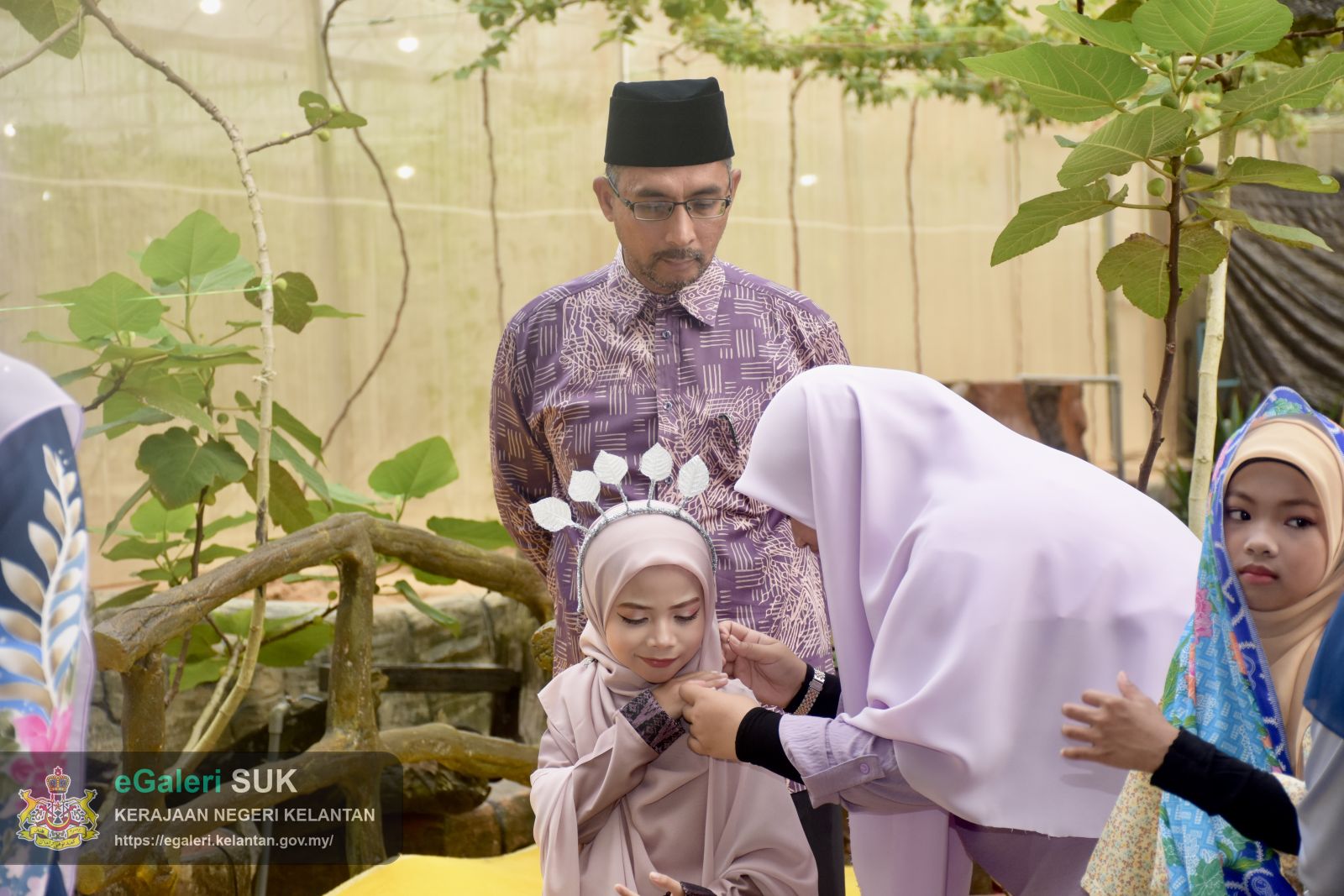keberangkatan-yang-maha-mulia-raja-perempuan-tengku-anis-binti-almarhum-tengku-abdul-hamid-ke-ay-benefigs-farm-dan-kilang-keropok-cap-menara-jajahan-pasir-puteh-1.JPG