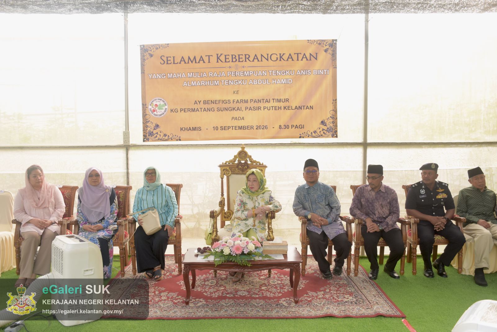 keberangkatan-yang-maha-mulia-raja-perempuan-tengku-anis-binti-almarhum-tengku-abdul-hamid-ke-ay-benefigs-farm-dan-kilang-keropok-cap-menara-jajahan-pasir-puteh-11.JPG