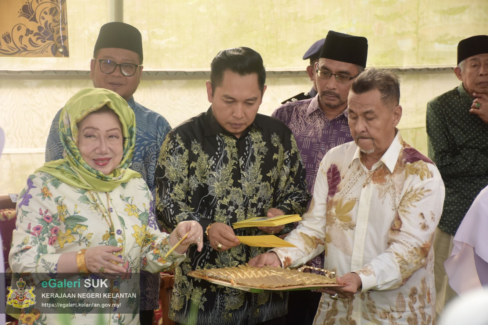 keberangkatan-yang-maha-mulia-raja-perempuan-tengku-anis-binti-almarhum-tengku-abdul-hamid-ke-ay-benefigs-farm-dan-kilang-keropok-cap-menara-jajahan-pasir-puteh-17.JPG