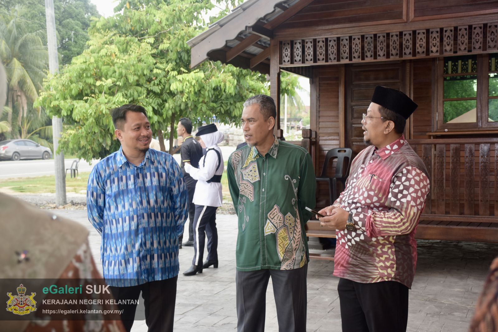 keberangkatan-yang-maha-mulia-raja-perempuan-tengku-anis-binti-almarhum-tengku-abdul-hamid-ke-ay-benefigs-farm-dan-kilang-keropok-cap-menara-jajahan-pasir-puteh-20.JPG