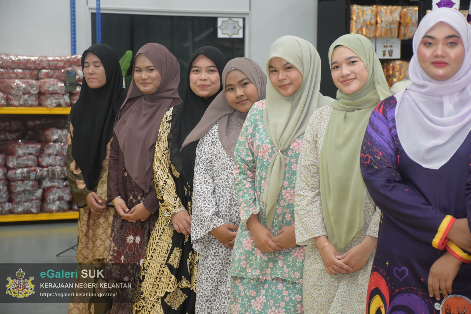 keberangkatan-yang-maha-mulia-raja-perempuan-tengku-anis-binti-almarhum-tengku-abdul-hamid-ke-ay-benefigs-farm-dan-kilang-keropok-cap-menara-jajahan-pasir-puteh-22.JPG