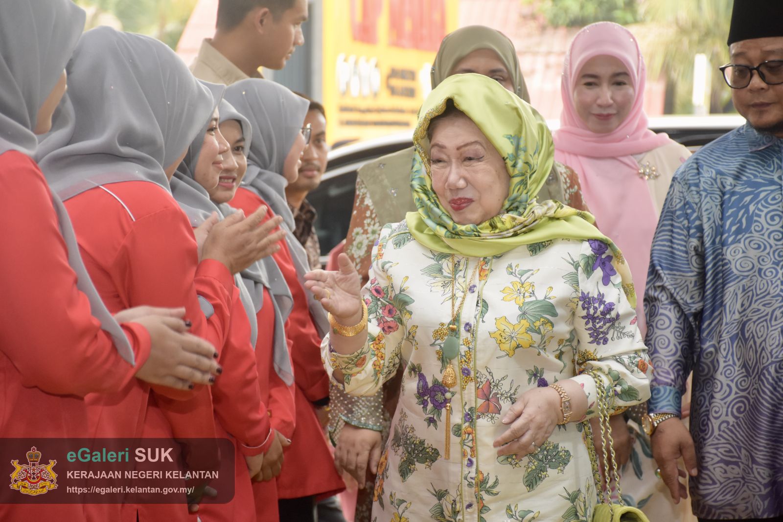 keberangkatan-yang-maha-mulia-raja-perempuan-tengku-anis-binti-almarhum-tengku-abdul-hamid-ke-ay-benefigs-farm-dan-kilang-keropok-cap-menara-jajahan-pasir-puteh-23.JPG