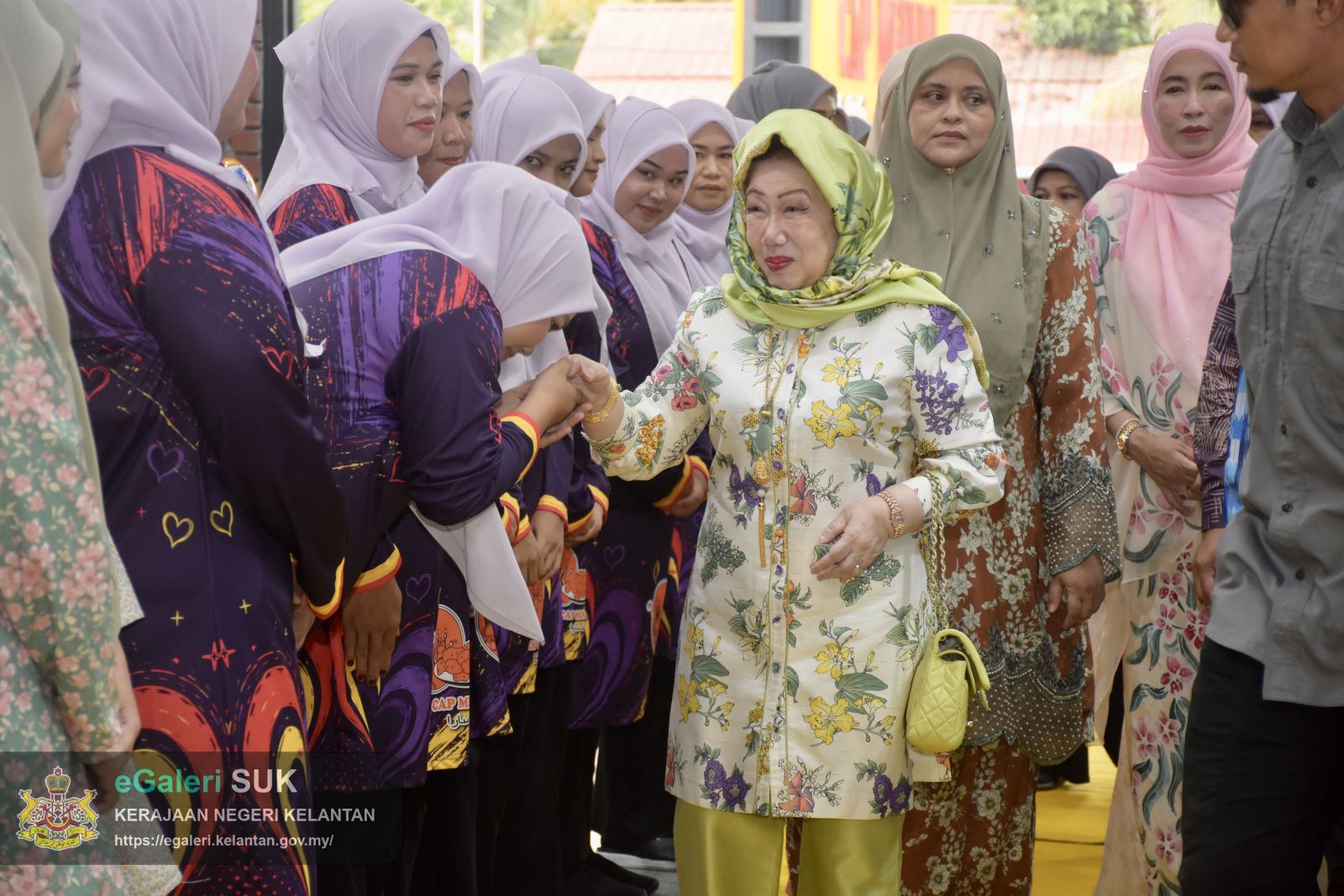 keberangkatan-yang-maha-mulia-raja-perempuan-tengku-anis-binti-almarhum-tengku-abdul-hamid-ke-ay-benefigs-farm-dan-kilang-keropok-cap-menara-jajahan-pasir-puteh-24.JPG