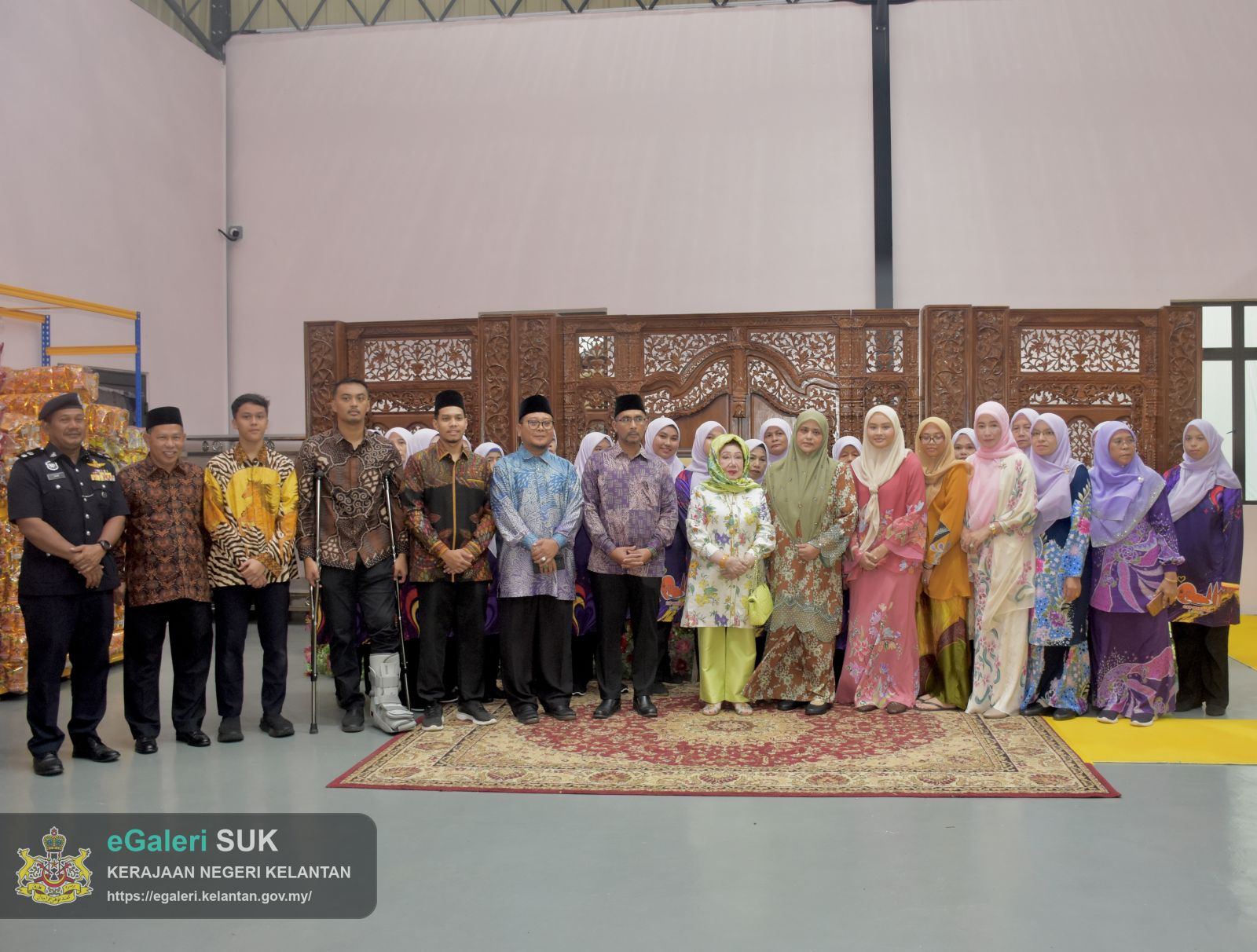 keberangkatan-yang-maha-mulia-raja-perempuan-tengku-anis-binti-almarhum-tengku-abdul-hamid-ke-ay-benefigs-farm-dan-kilang-keropok-cap-menara-jajahan-pasir-puteh-28.JPG