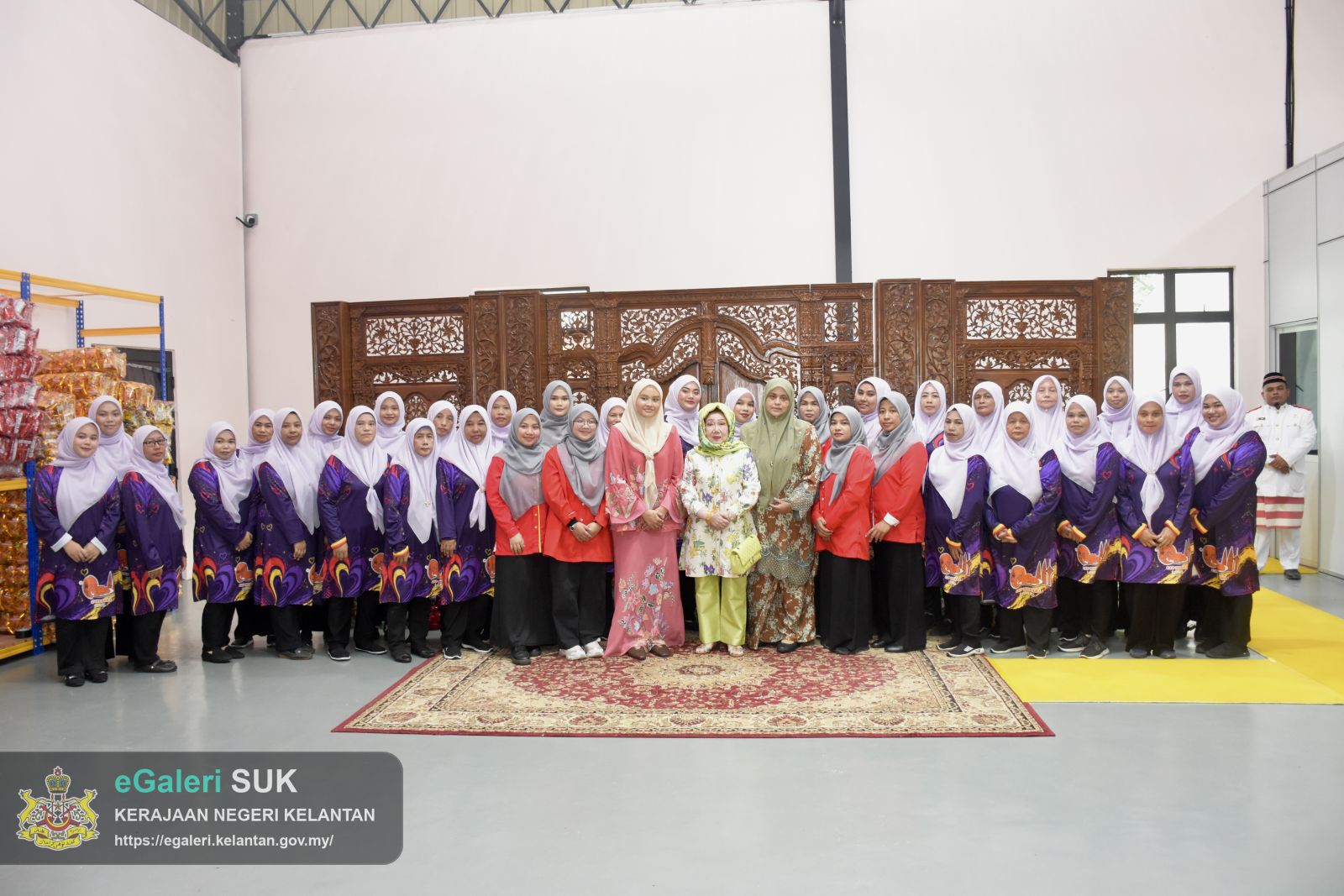 keberangkatan-yang-maha-mulia-raja-perempuan-tengku-anis-binti-almarhum-tengku-abdul-hamid-ke-ay-benefigs-farm-dan-kilang-keropok-cap-menara-jajahan-pasir-puteh-29.JPG