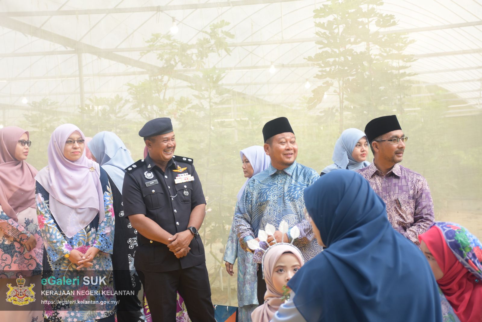 keberangkatan-yang-maha-mulia-raja-perempuan-tengku-anis-binti-almarhum-tengku-abdul-hamid-ke-ay-benefigs-farm-dan-kilang-keropok-cap-menara-jajahan-pasir-puteh-3.JPG