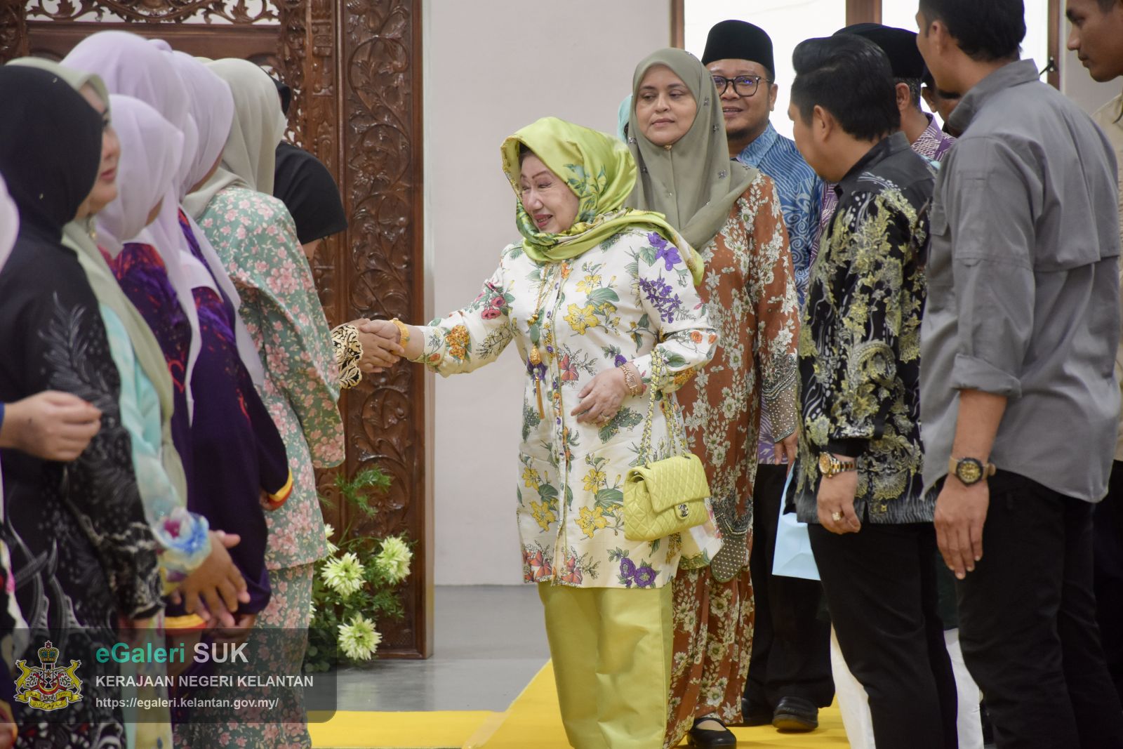 keberangkatan-yang-maha-mulia-raja-perempuan-tengku-anis-binti-almarhum-tengku-abdul-hamid-ke-ay-benefigs-farm-dan-kilang-keropok-cap-menara-jajahan-pasir-puteh-30.JPG