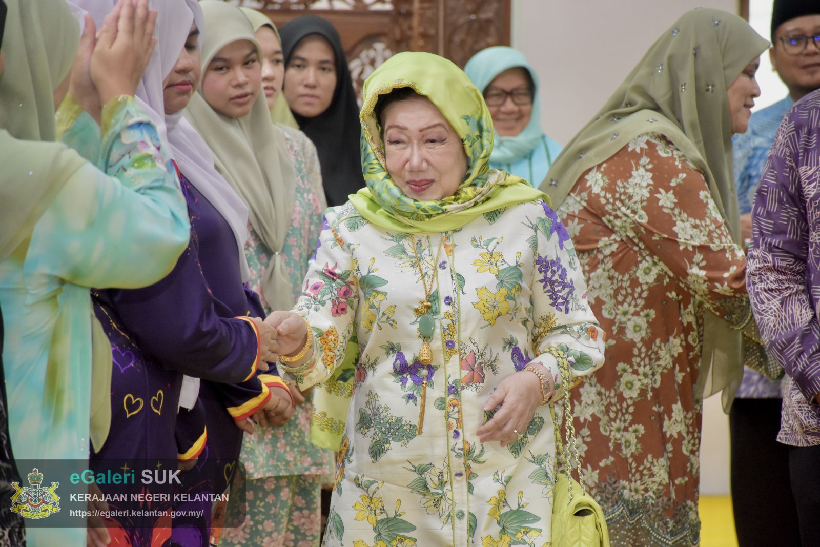 keberangkatan-yang-maha-mulia-raja-perempuan-tengku-anis-binti-almarhum-tengku-abdul-hamid-ke-ay-benefigs-farm-dan-kilang-keropok-cap-menara-jajahan-pasir-puteh-31.JPG