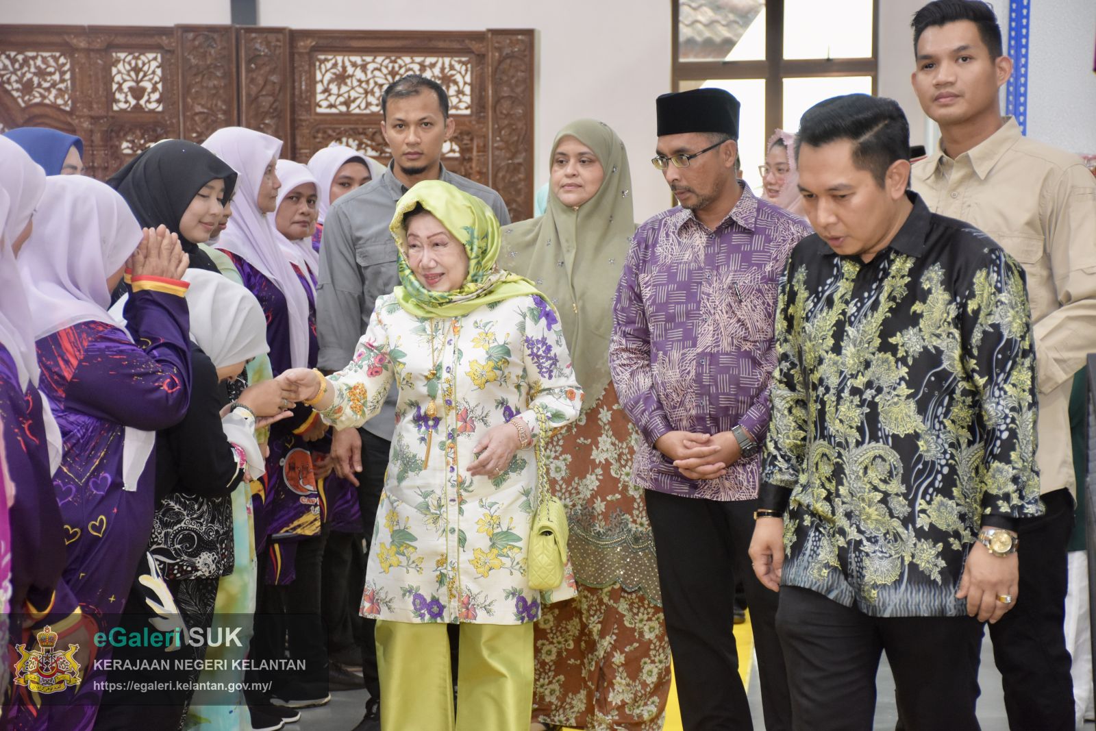 keberangkatan-yang-maha-mulia-raja-perempuan-tengku-anis-binti-almarhum-tengku-abdul-hamid-ke-ay-benefigs-farm-dan-kilang-keropok-cap-menara-jajahan-pasir-puteh-32.JPG
