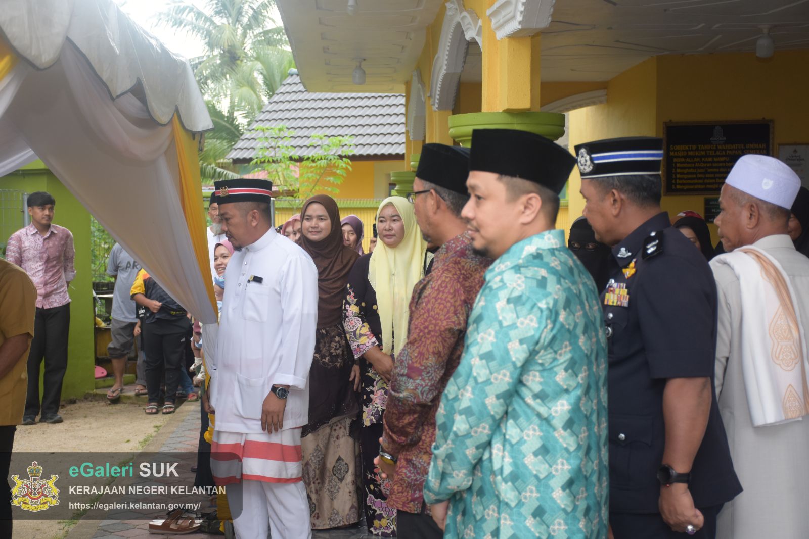 keberangkatan-ymm-raja-perempuan-tengku-anis-binti-almarhum-tengku-abdul-hamid-ke-masjid-mukim-telaga-papan-semerak-pasir-puteh-1.JPG