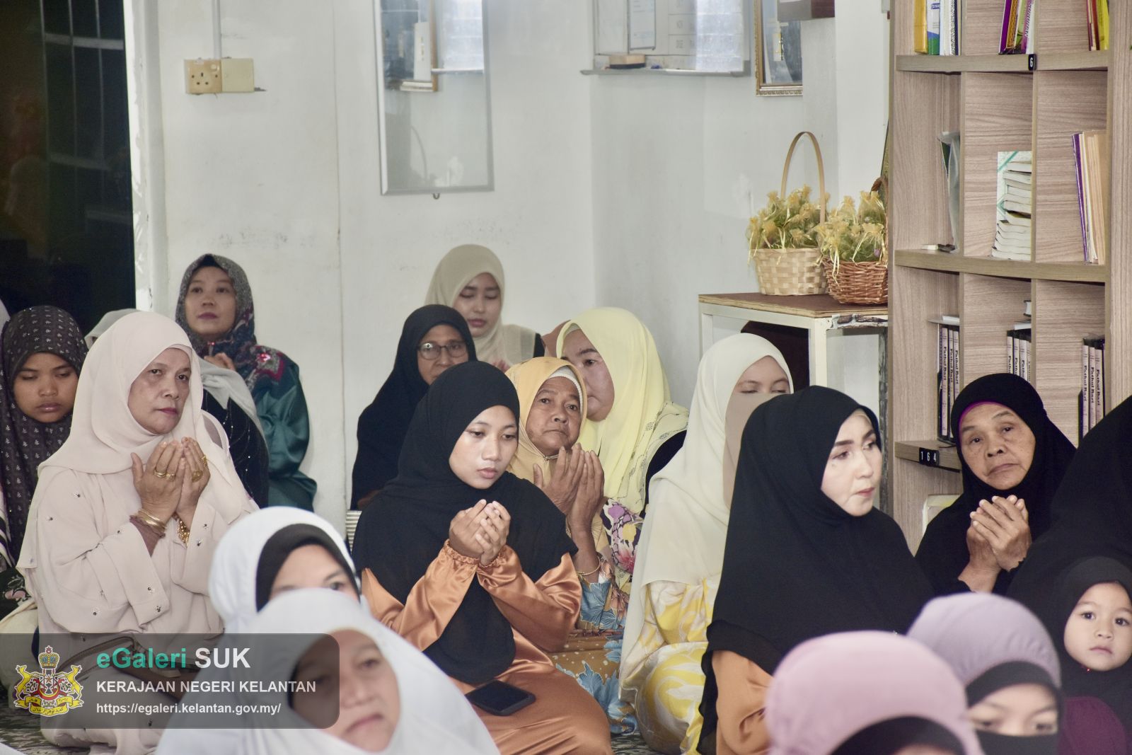 keberangkatan-ymm-raja-perempuan-tengku-anis-binti-almarhum-tengku-abdul-hamid-ke-masjid-mukim-telaga-papan-semerak-pasir-puteh-14.JPG