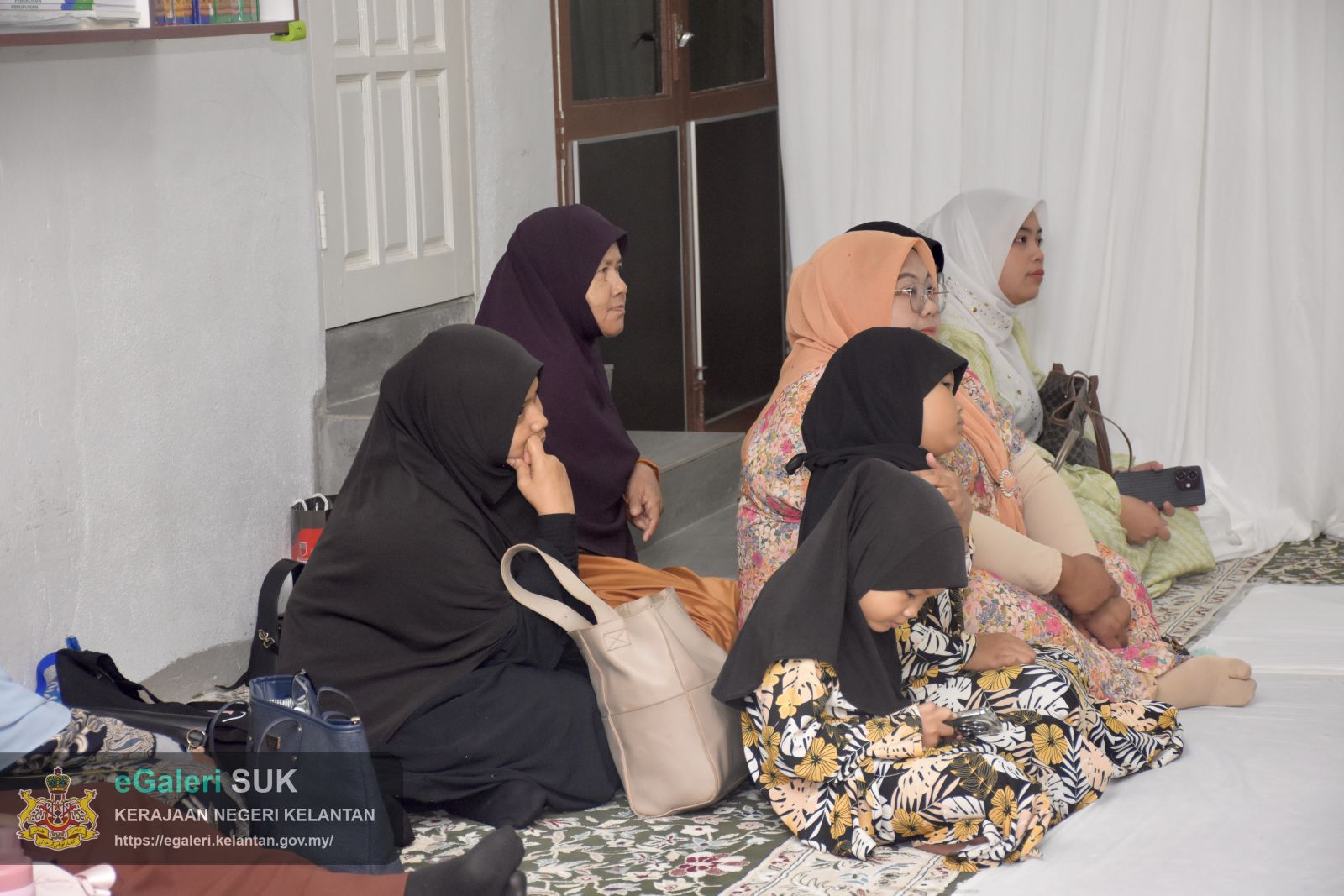 keberangkatan-ymm-raja-perempuan-tengku-anis-binti-almarhum-tengku-abdul-hamid-ke-masjid-mukim-telaga-papan-semerak-pasir-puteh-17.JPG