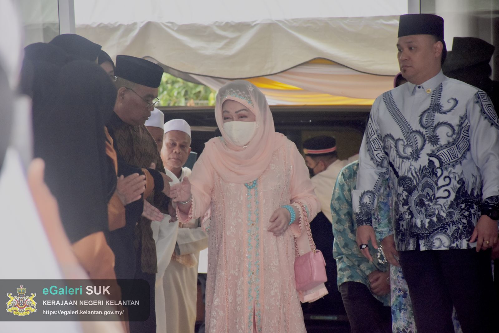keberangkatan-ymm-raja-perempuan-tengku-anis-binti-almarhum-tengku-abdul-hamid-ke-masjid-mukim-telaga-papan-semerak-pasir-puteh-2.JPG