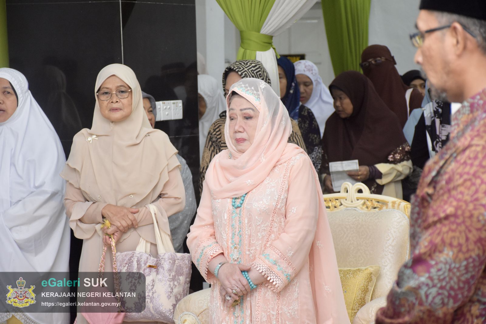 keberangkatan-ymm-raja-perempuan-tengku-anis-binti-almarhum-tengku-abdul-hamid-ke-masjid-mukim-telaga-papan-semerak-pasir-puteh-20.JPG