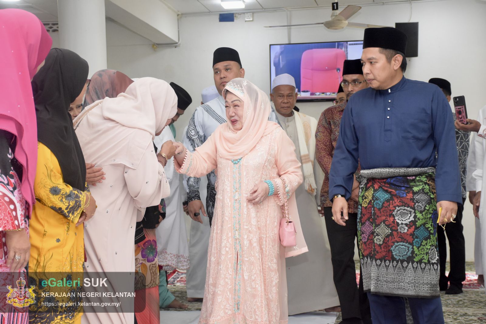 keberangkatan-ymm-raja-perempuan-tengku-anis-binti-almarhum-tengku-abdul-hamid-ke-masjid-mukim-telaga-papan-semerak-pasir-puteh-31.JPG