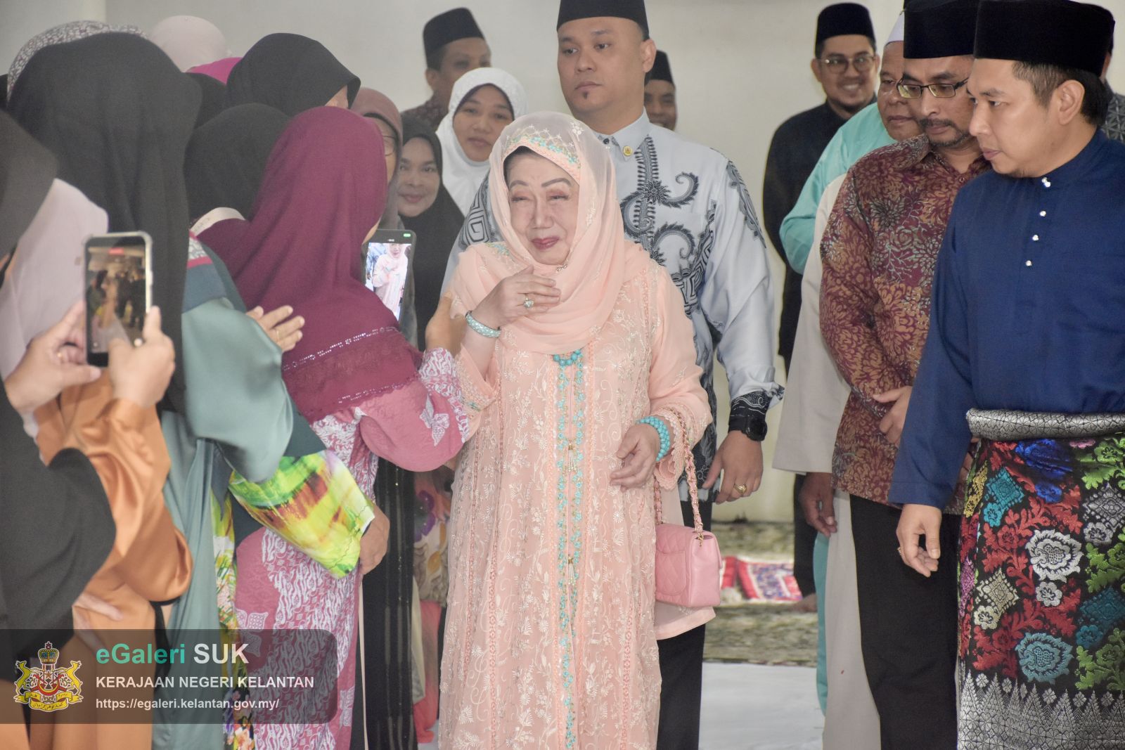 keberangkatan-ymm-raja-perempuan-tengku-anis-binti-almarhum-tengku-abdul-hamid-ke-masjid-mukim-telaga-papan-semerak-pasir-puteh-32.JPG