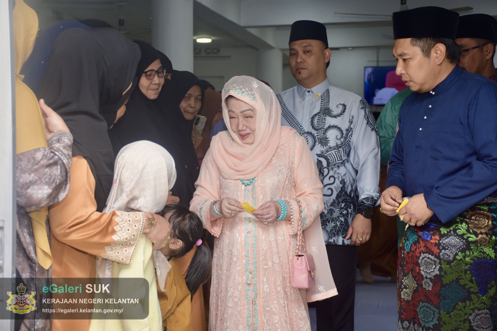 keberangkatan-ymm-raja-perempuan-tengku-anis-binti-almarhum-tengku-abdul-hamid-ke-masjid-mukim-telaga-papan-semerak-pasir-puteh-34.JPG