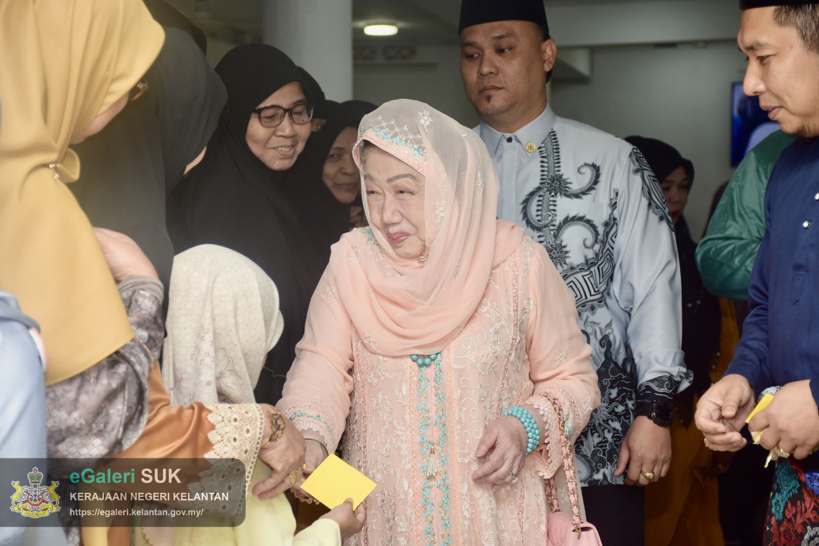 keberangkatan-ymm-raja-perempuan-tengku-anis-binti-almarhum-tengku-abdul-hamid-ke-masjid-mukim-telaga-papan-semerak-pasir-puteh-35.JPG