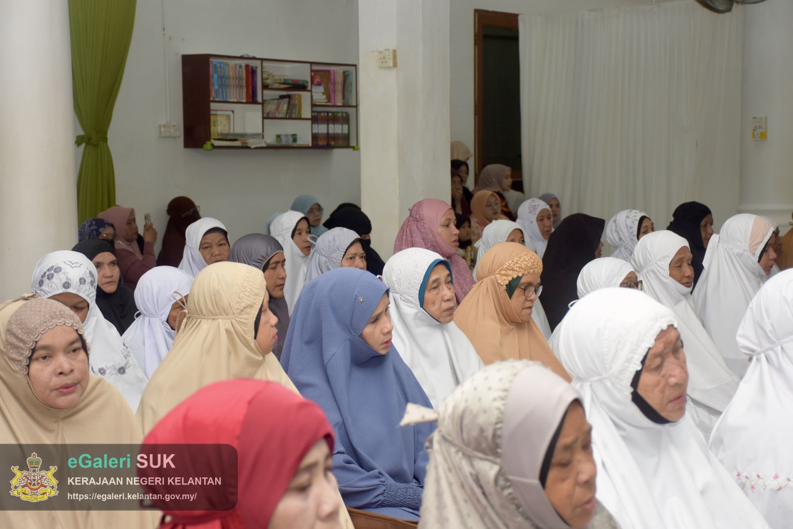 keberangkatan-ymm-raja-perempuan-tengku-anis-binti-almarhum-tengku-abdul-hamid-ke-masjid-mukim-telaga-papan-semerak-pasir-puteh-9.JPG