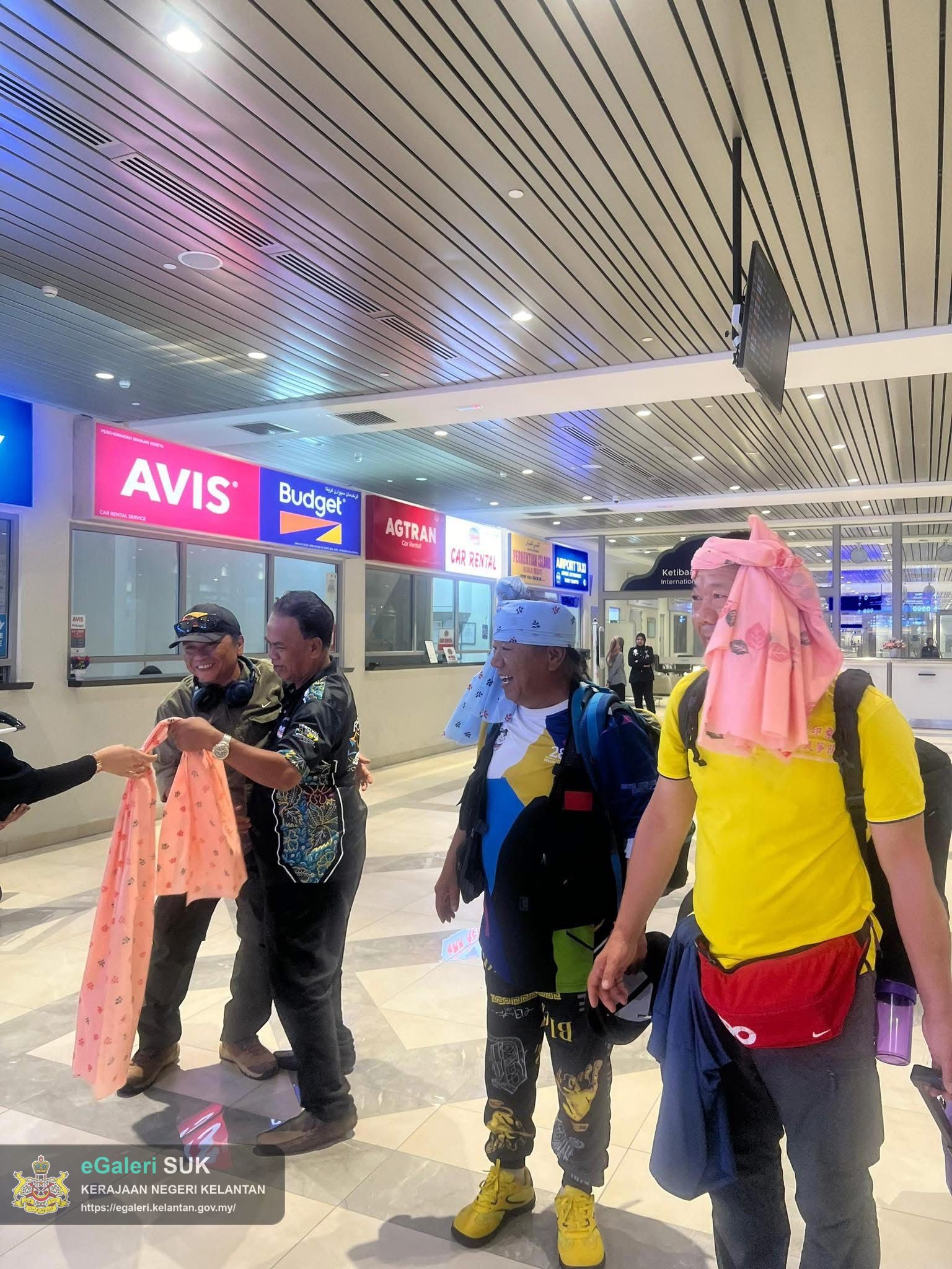 ketibaan-peserta-antarabangsa-pesta-wau-kebangsaan-kelantan-kali-ke43-4.JPG
