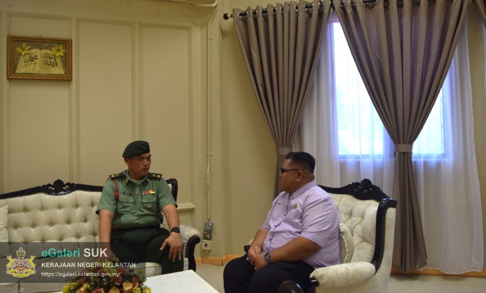 kunjungan-hormat-pegawai-memerintah-batalion-ke2-rejimen-sempadan-kem-batu-melintang-jeli-ke-pejabat-tanah-dan-jajahan-jeli-1.JPG