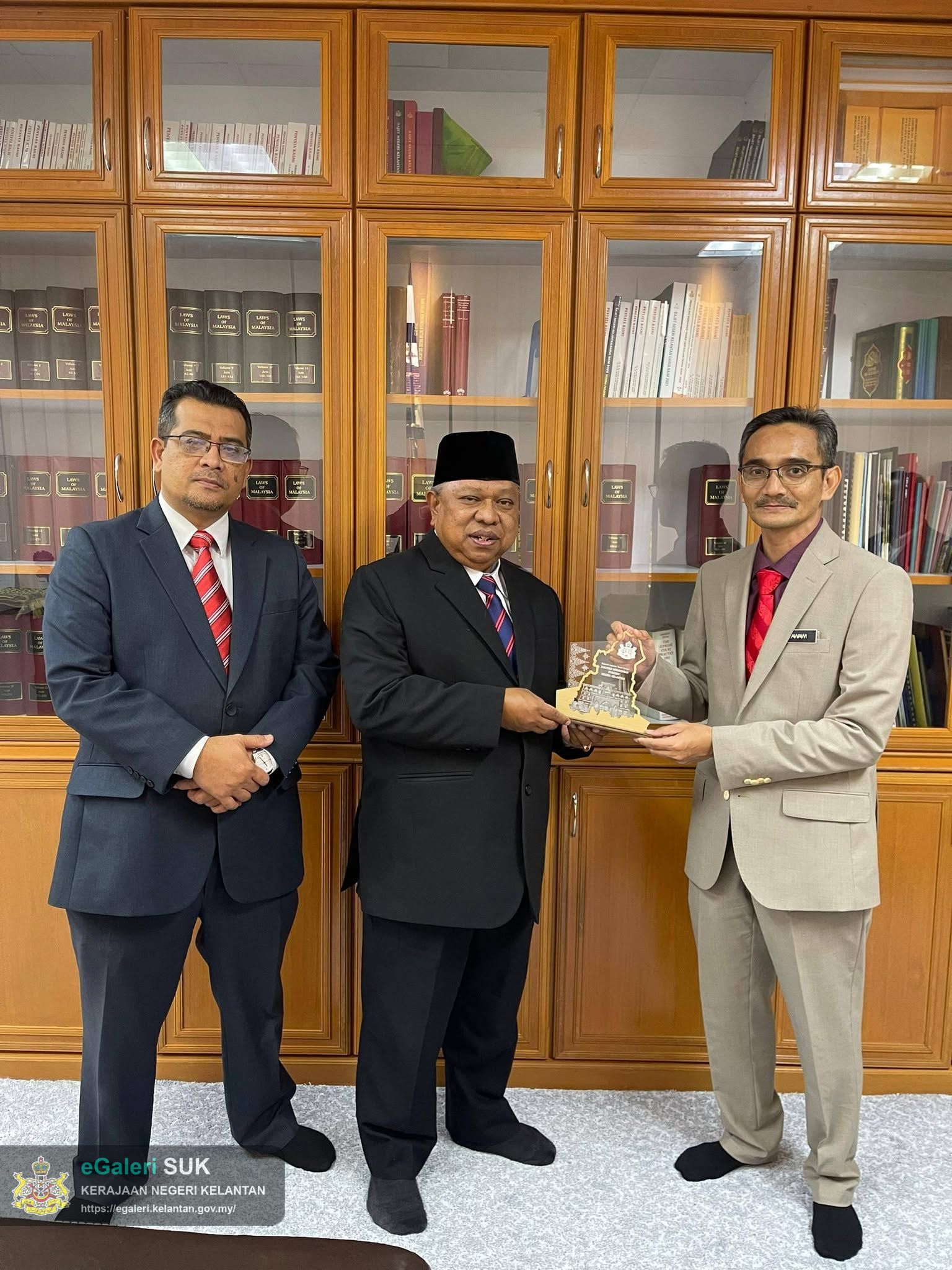 kunjungan-hormat-yang-amat-arif-ketua-hakim-syarie-negeri-kelantan-kepada-yang-berhormat-penasihat-undangundang-negeri-kelantan-1.jpg