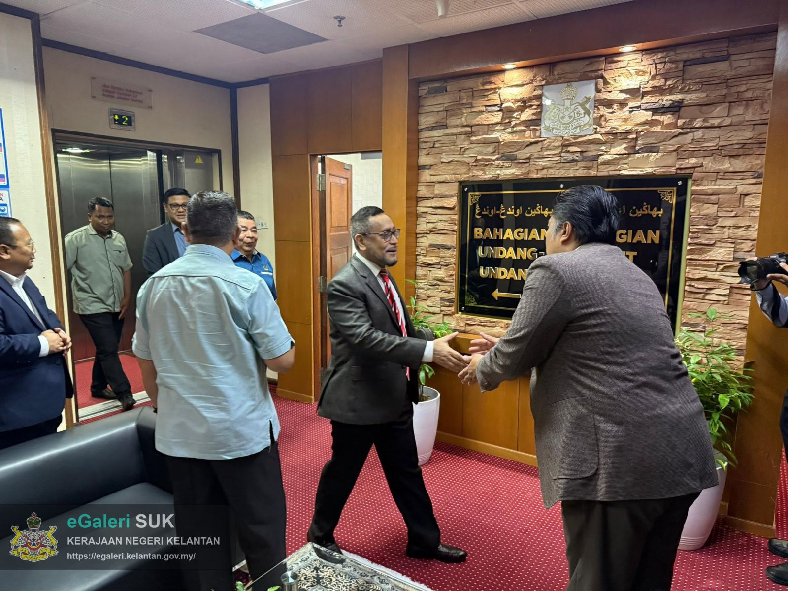 kunjungan-hormat-ybm-tengku-kaya-perkasa-setiausaha-kerajaan-kelantan-ke-bahagian-audit-dalam-3.jpg