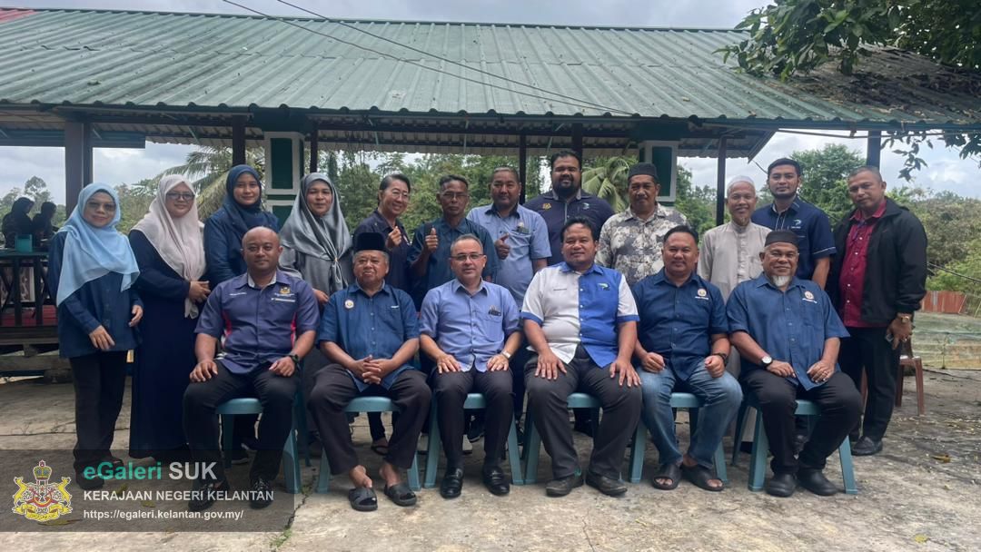 lawatan-ketua-jajahan-ke-pembenihan-ikan-di-kg-enggong-kuala-krai-1.jpeg