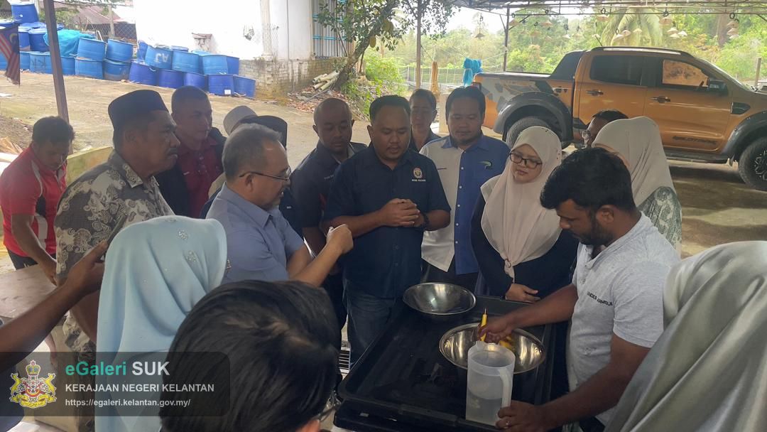 lawatan-ketua-jajahan-ke-pembenihan-ikan-di-kg-enggong-kuala-krai-2.jpeg