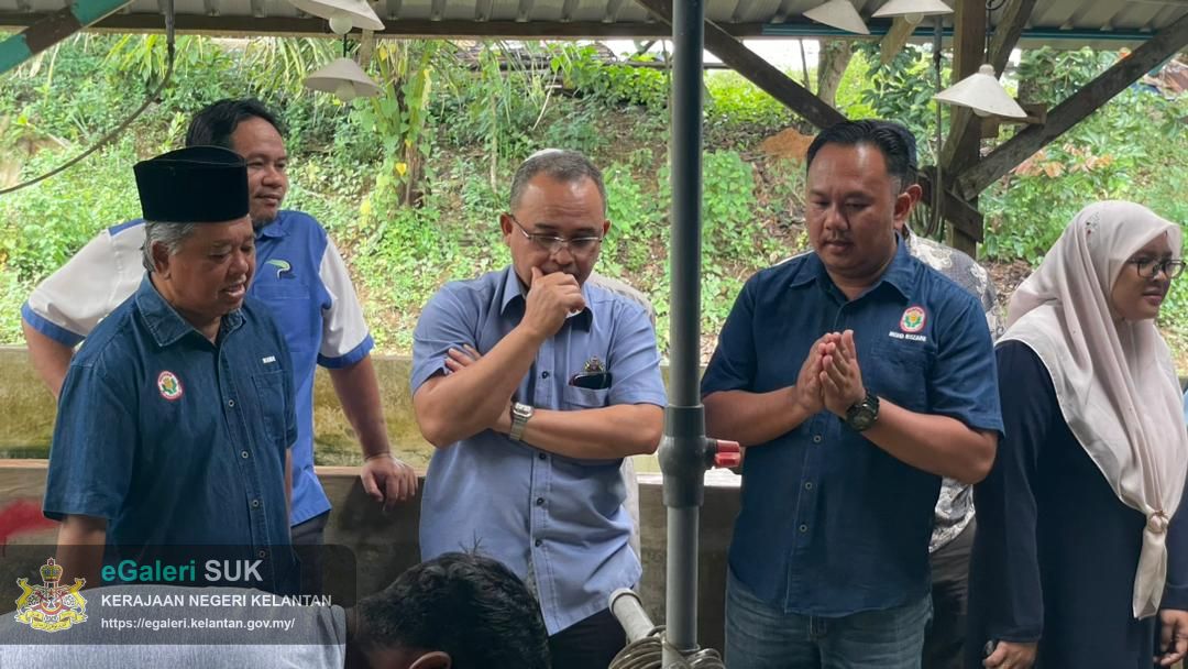 lawatan-ketua-jajahan-ke-pembenihan-ikan-di-kg-enggong-kuala-krai-3.jpeg