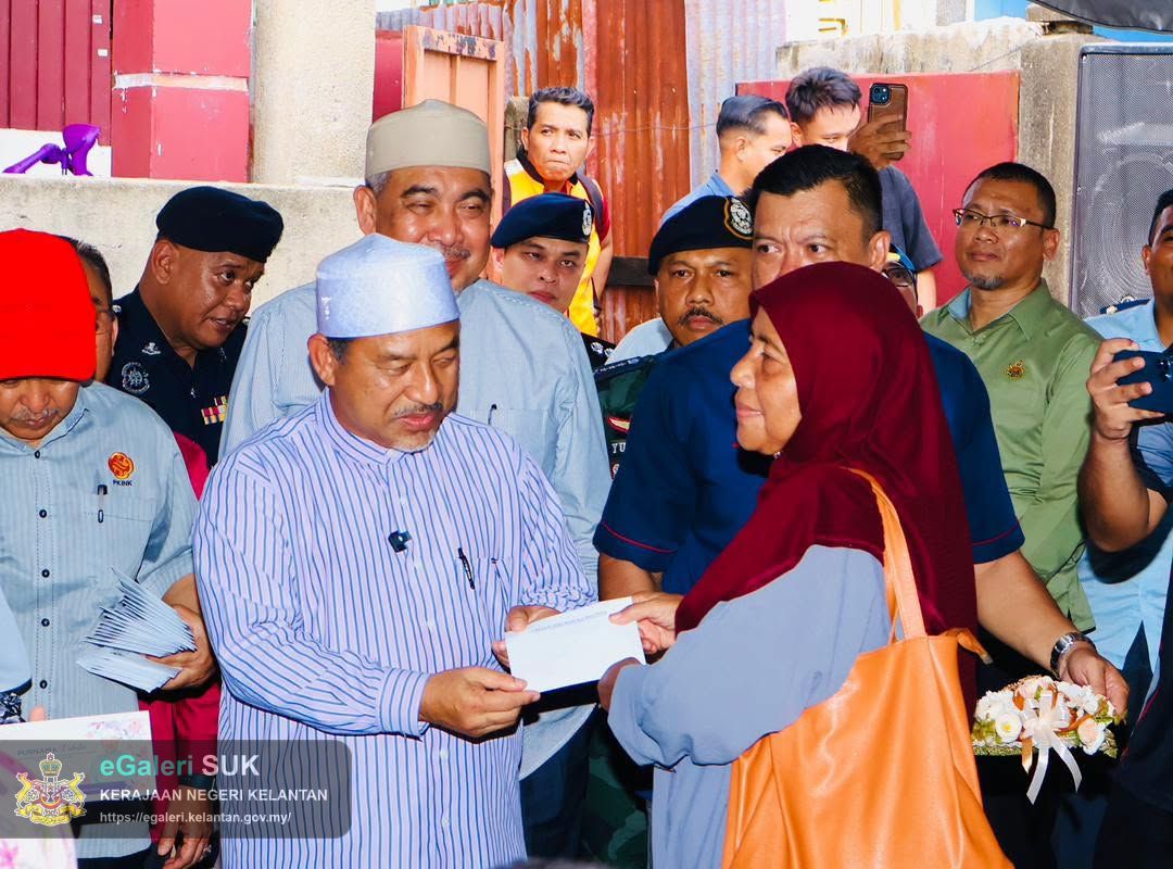 lawatan-menteri-besar-kelantan-yab-dato-panglima-perang-ke-lokasi-kebakaran-di-kampung-gok-kapor-kota-bharu-12.jpg