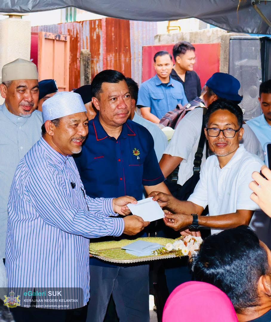lawatan-menteri-besar-kelantan-yab-dato-panglima-perang-ke-lokasi-kebakaran-di-kampung-gok-kapor-kota-bharu-13.jpg