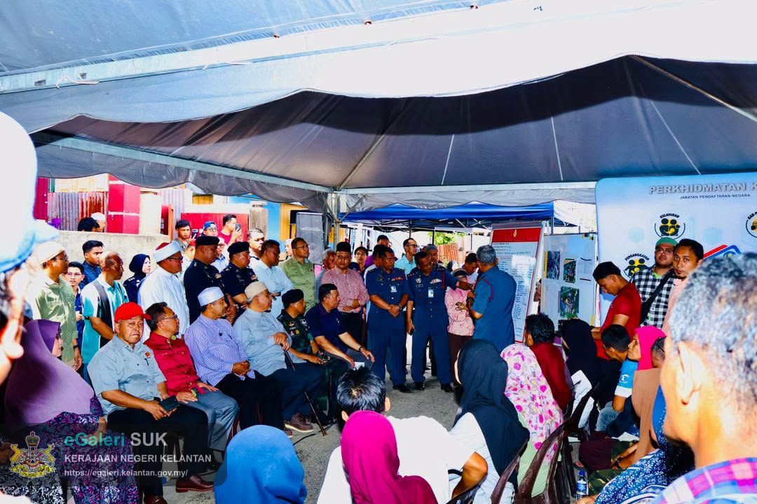 lawatan-menteri-besar-kelantan-yab-dato-panglima-perang-ke-lokasi-kebakaran-di-kampung-gok-kapor-kota-bharu-3.jpg