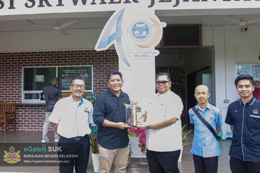 lawatan-pembelajaran-teknologi-pembuatan-produk-berasaskan-buluh-antara-pejabat-tanah-dan-jajahan-jeli-dan-peserta-ke-frim-kepong-2.jpg