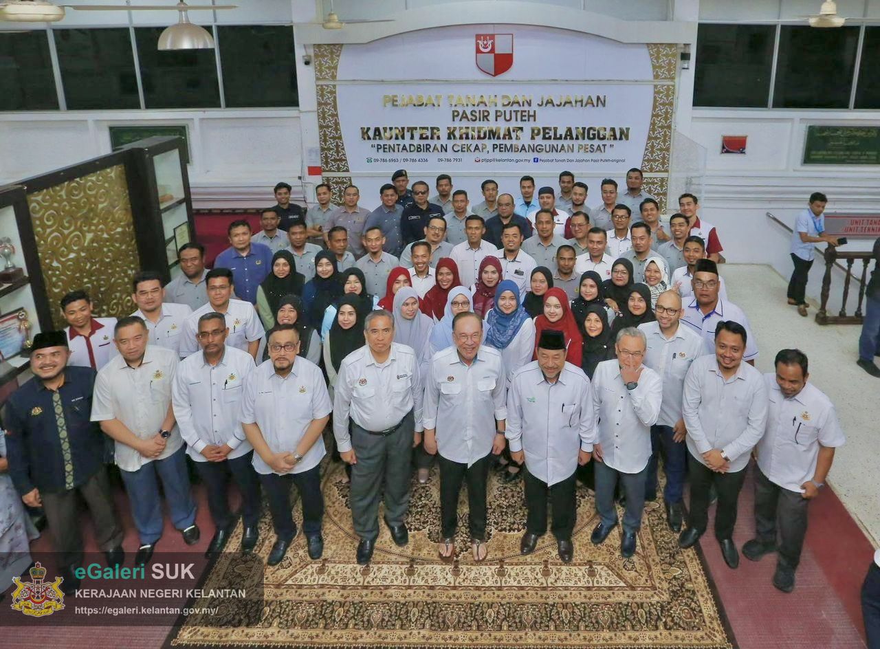 lawatan-yab-perdana-menteri-ke-pejabat-tanah-dan-jajahan-pasir-puteh-bagi-menghadiri-mesyuarat-pembangunan-jajahan-pasir-puteh-1.jpg