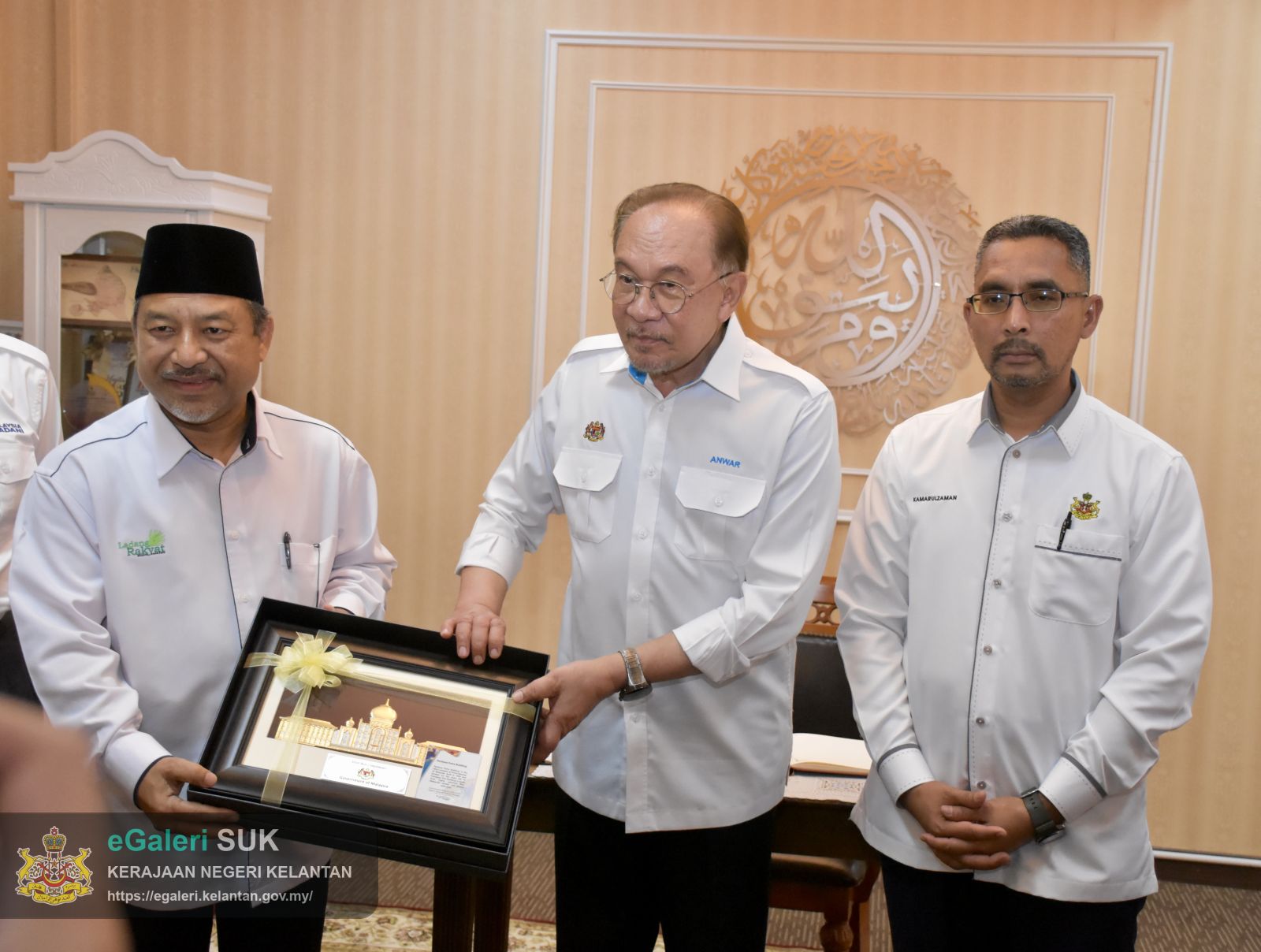 lawatan-yab-perdana-menteri-ke-pejabat-tanah-dan-jajahan-pasir-puteh-bagi-menghadiri-mesyuarat-pembangunan-jajahan-pasir-puteh-11.JPG