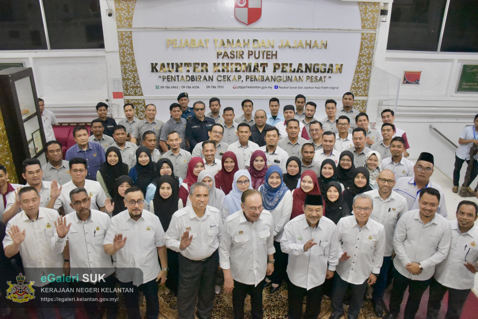 lawatan-yab-perdana-menteri-ke-pejabat-tanah-dan-jajahan-pasir-puteh-bagi-menghadiri-mesyuarat-pembangunan-jajahan-pasir-puteh-16.JPG