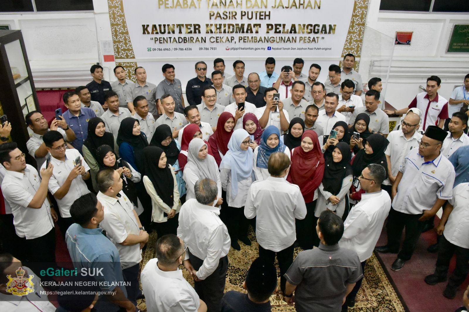 lawatan-yab-perdana-menteri-ke-pejabat-tanah-dan-jajahan-pasir-puteh-bagi-menghadiri-mesyuarat-pembangunan-jajahan-pasir-puteh-18.JPG
