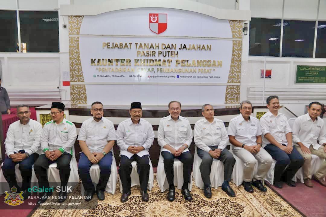 lawatan-yab-perdana-menteri-ke-pejabat-tanah-dan-jajahan-pasir-puteh-bagi-menghadiri-mesyuarat-pembangunan-jajahan-pasir-puteh-2.jpg
