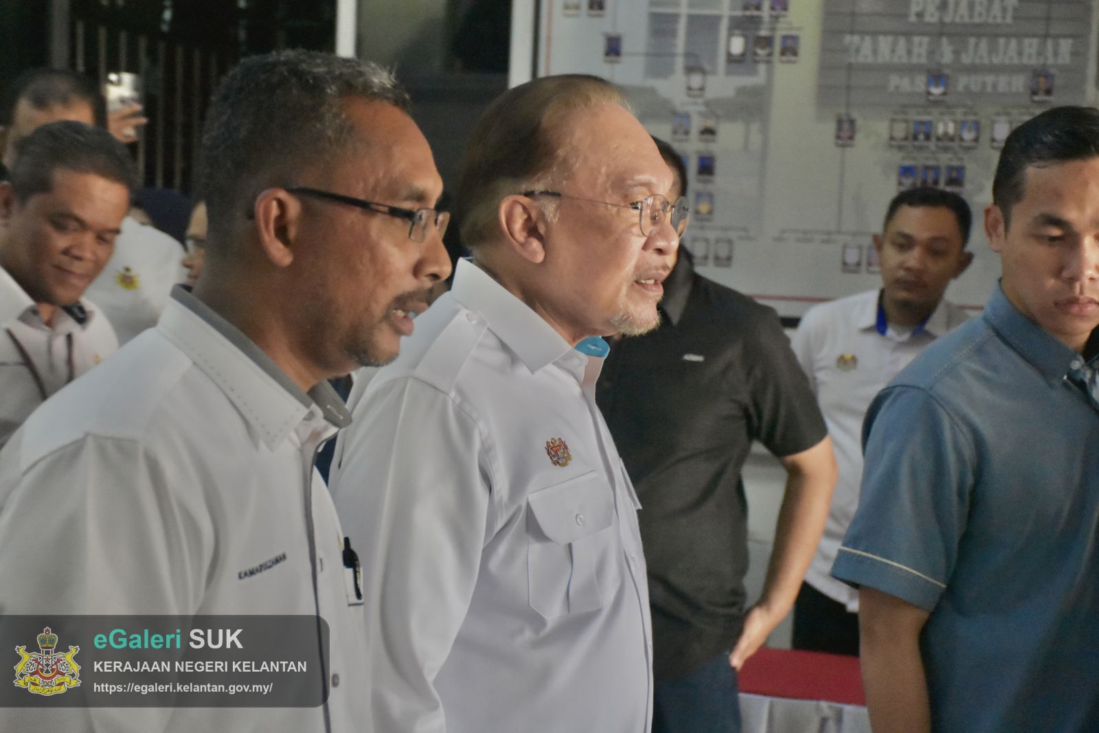 lawatan-yab-perdana-menteri-ke-pejabat-tanah-dan-jajahan-pasir-puteh-bagi-menghadiri-mesyuarat-pembangunan-jajahan-pasir-puteh-21.JPG