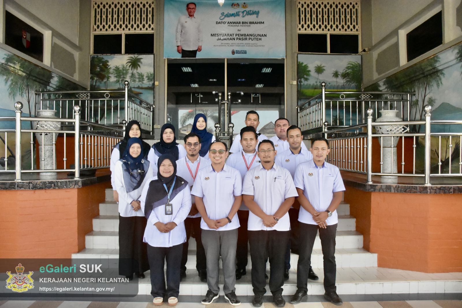 lawatan-yab-perdana-menteri-ke-pejabat-tanah-dan-jajahan-pasir-puteh-bagi-menghadiri-mesyuarat-pembangunan-jajahan-pasir-puteh-23.JPG
