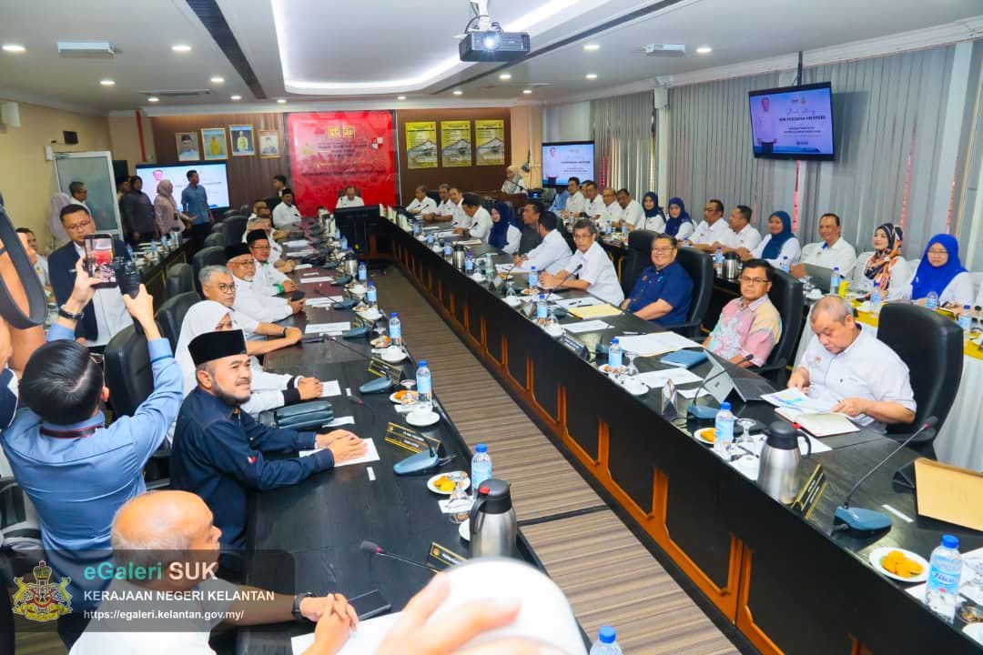 lawatan-yab-perdana-menteri-ke-pejabat-tanah-dan-jajahan-pasir-puteh-bagi-menghadiri-mesyuarat-pembangunan-jajahan-pasir-puteh-25.jpg