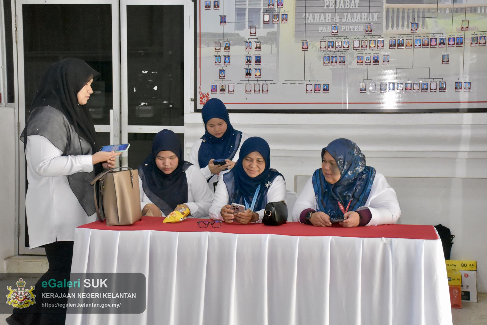 lawatan-yab-perdana-menteri-ke-pejabat-tanah-dan-jajahan-pasir-puteh-bagi-menghadiri-mesyuarat-pembangunan-jajahan-pasir-puteh-4.JPG